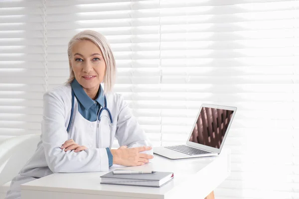 Porträtt Mogen Kvinnlig Läkare Vit Rock Arbetsplatsen — Stockfoto