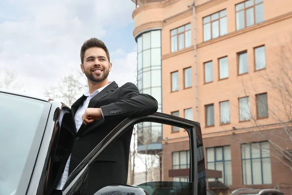 Bonito Jovem Perto Carro Moderno Livre — Fotografia de Stock