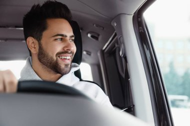 Modern arabasını kullanan yakışıklı genç adam.