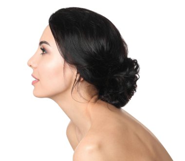 Beyaz arka planda güzel saçlı genç bir kadının portresi.