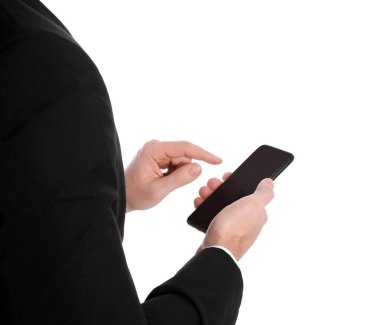 Beyaz arka planda akıllı telefonu olan bir iş adamı, yakın plan.