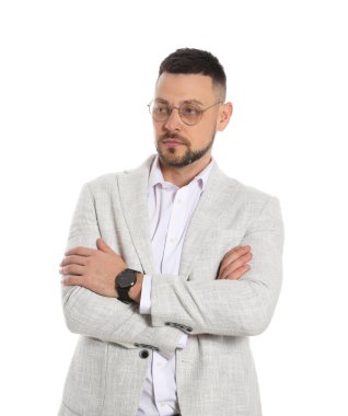 Beyaz arka planda gözlüklü, kendinden emin bir iş adamı.