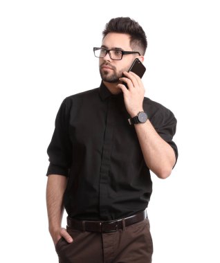 Genç işadamı beyaz arka planda akıllı telefondan konuşuyor.