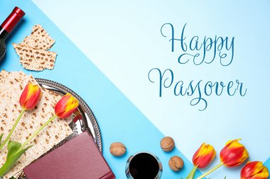 Mavi arkaplanda sembolik Pesach (Hamursuz Bayramı Seder) öğeleriyle düz kompozisyon,