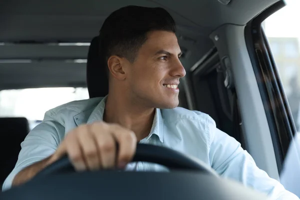 Hombre Guapo Conduciendo Nuevo Coche Moderno — Foto de Stock