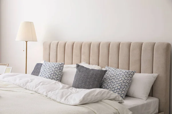 Удобная Кровать Подушками Комнате Стильный Дизайн Интерьера — стоковое фото