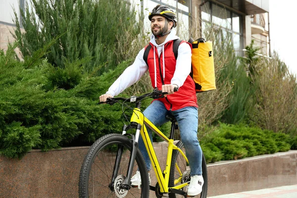带着保暖袋骑自行车的快递员 食品交付服务 — 图库照片