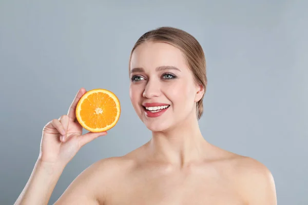 Jonge Vrouw Met Gesneden Oranje Grijze Achtergrond Vitaminerijk Voedsel — Stockfoto