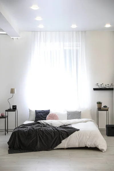 Quarto Elegante Interior Com Grande Cama Confortável — Fotografia de Stock