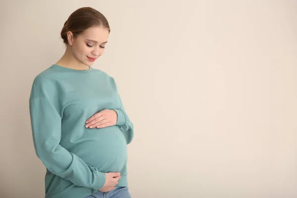 Jonge Zwangere Vrouw Beige Achtergrond Ruimte Voor Tekst — Stockfoto