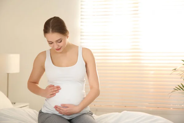 Ung Gravid Kvinna Sängen Hemma Plats För Text — Stockfoto