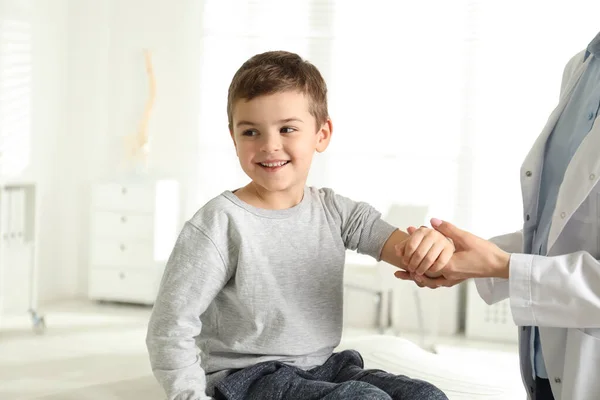 Ortopedico Professionista Che Esamina Braccio Del Piccolo Paziente Clinica — Foto Stock