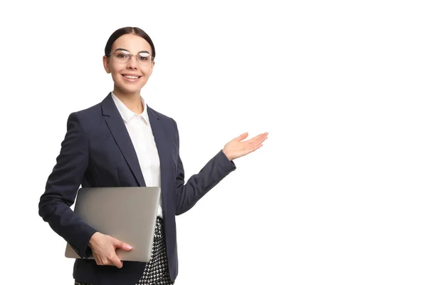 Jovem Empresária Com Laptop Fundo Branco — Fotografia de Stock