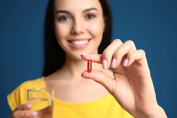 Wanita Muda Dengan Segelas Air Dan Kapsul Vitamin Dengan Latar — Stok Foto