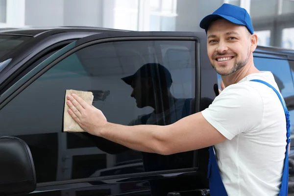 Obrero Teñido Ventana Del Coche Con Papel Aluminio Taller — Foto de Stock