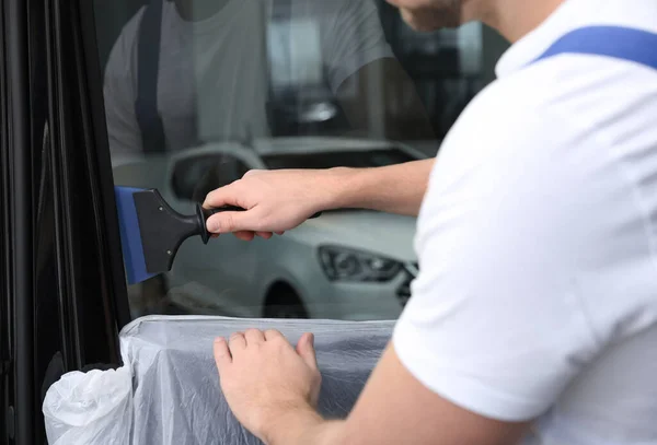 Obrero Teñido Ventana Del Coche Con Papel Aluminio Taller Primer — Foto de Stock