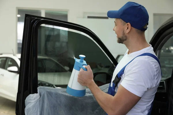 Trabajador Rociando Agua Sobre Ventana Del Coche Teñido Taller —  Fotos de Stock