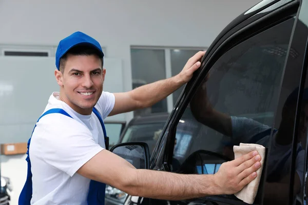 Trabalhador Lavando Janela Carro Matizado Oficina — Fotografia de Stock