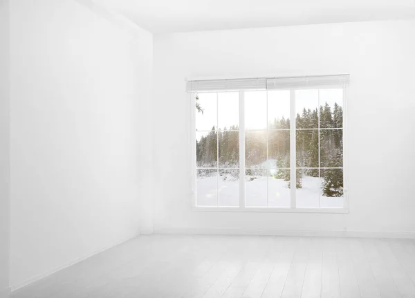 Gyönyörű Kilátás Havas Erdő Nagy Ablakon Keresztül — Stock Fotó