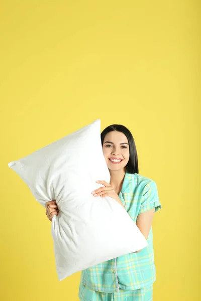 Wanita Muda Dengan Bantal Latar Belakang Kuning — Stok Foto