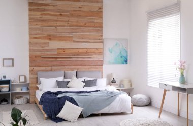 Büyük, rahat bir yatağı olan şık bir oda.