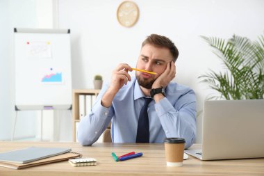 Tembel genç ofis çalışanı iş yerinde oyalanıyor.