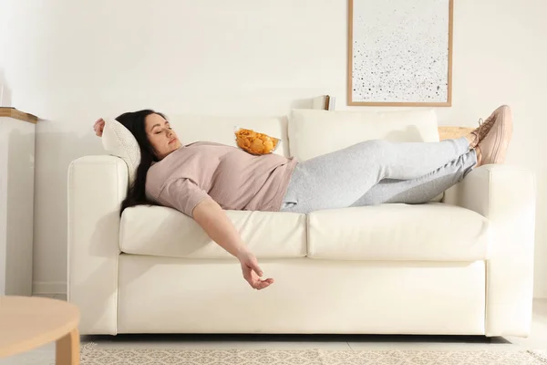 Luie Overgewicht Vrouw Met Chips Rusten Bank Thuis — Stockfoto