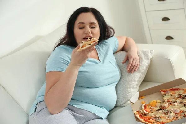 Τεμπέλικη Υπέρβαρη Γυναίκα Τρώει Πίτσα Στο Σπίτι — Φωτογραφία Αρχείου