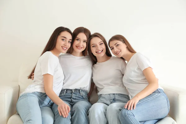 Beautiful Young Ladies Jeans White Shirts Sofa Indoors Woman Day — Stock Photo, Image