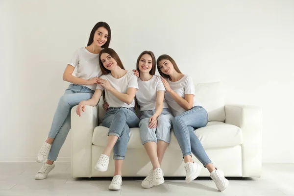 Lindas Moças Jeans Camisetas Brancas Sofá Dentro Casa Dia Mulher — Fotografia de Stock