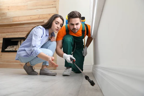 Vrouw Toont Insectensporen Aan Ongediertebestrijding Werknemer Thuis — Stockfoto