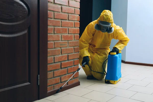 Trabajador Control Plagas Traje Protector Rociando Pesticidas Interiores Espacio Para —  Fotos de Stock