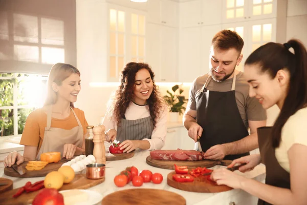 Pessoas Felizes Cozinhar Comida Juntos Cozinha — Fotografia de Stock