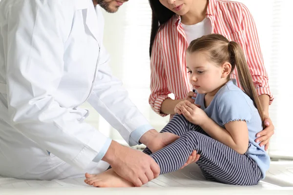 Orthopédiste Professionnel Examinant Jambe Petit Patient Clinique — Photo