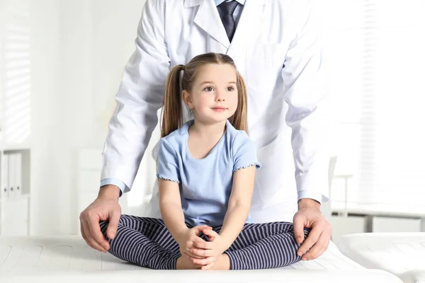 Profesjonalny Ortopeda Badający Małą Dziewczynkę Klinice — Zdjęcie stockowe