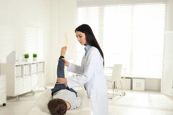 Professionell Ortoped Undersöker Lilla Patientens Ben Kliniken — Stockfoto