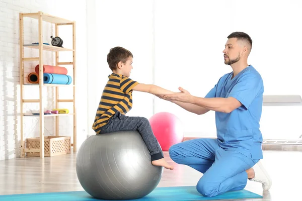 Ortopedka Pracující Chlapcem Nemocniční Tělocvičně — Stock fotografie