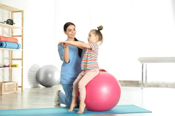 Orthopédiste Travaillant Avec Une Petite Fille Hôpital Gymnase — Photo