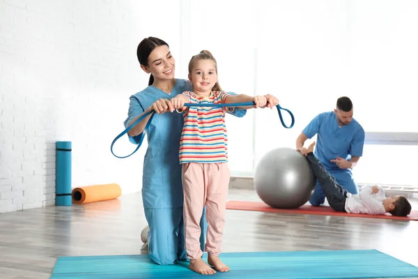 Orthopédistes Travaillant Avec Petits Enfants Dans Salle Gym Hôpital — Photo