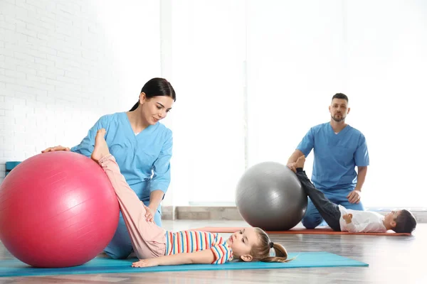 Orthopedists Working Little Children Hospital Gym — Stock Photo, Image