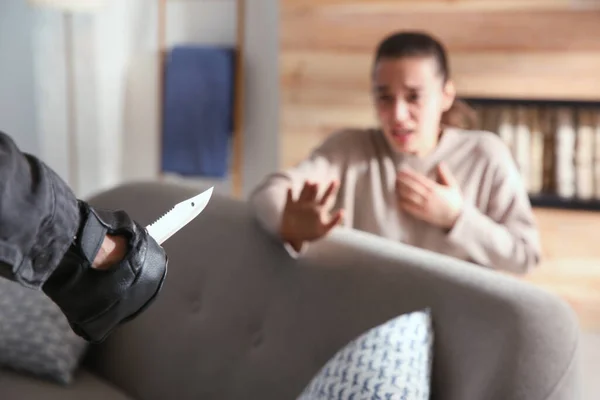 Hombre Amenazando Víctima Con Cuchillo Interior Primer Plano Peligroso Criminal — Foto de Stock