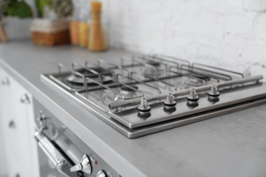 Mutfakta gaz ocağı olan yeni modern ocak, yakın çekim.