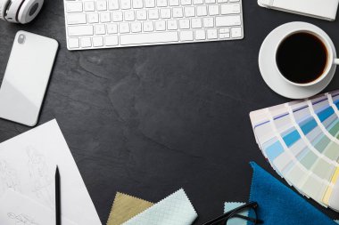 Siyah taş masa üzerinde klavye, palet ve akıllı telefon ile düz kompozisyon, metin için boşluk. Tasarımcının işyeri