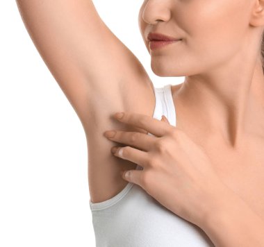 Beyaz arka planda pürüzsüz ciltli koltukaltı gösteren genç bir kadın, yakın plan.