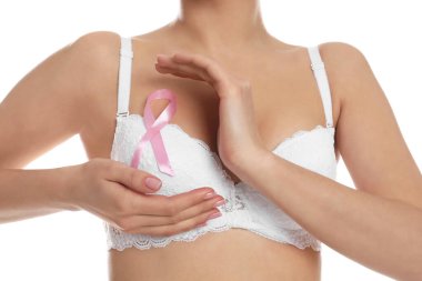 Kadın pembe kurdele beyaz arka planda, closeup ile. Meme kanseri bilinçlendirme