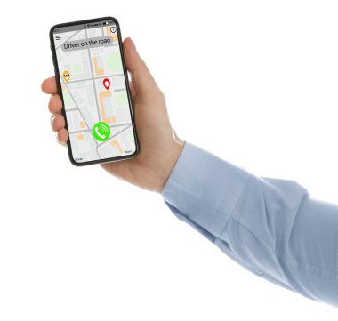 Beyaz arka planda akıllı telefondan taksi çağıran adam, yakın plan.