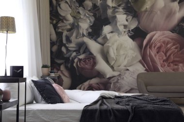 Şık oda içinde büyük, rahat bir yatak.