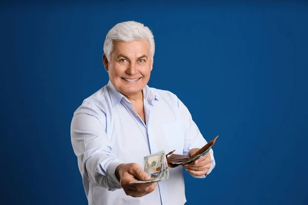 Gelukkig Senior Man Met Cash Geld Portemonnee Blauwe Achtergrond — Stockfoto