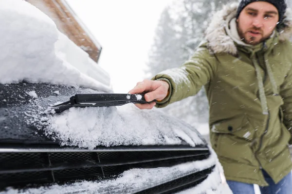 Młody Człowiek Czyści Śnieg Samochodu Zewnątrz Zimowy Dzień — Zdjęcie stockowe