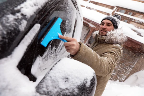 Молодой Человек Убирает Снег Окна Автомобиля Улице Зимний День — стоковое фото